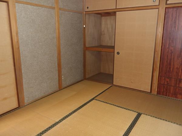 1970s wood house, 6-min walk to station, Ehime