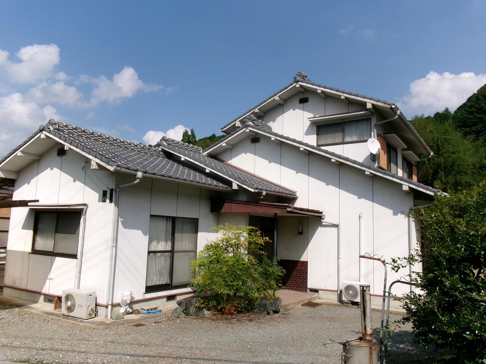 1970s wood house on a large plot in Hyogo