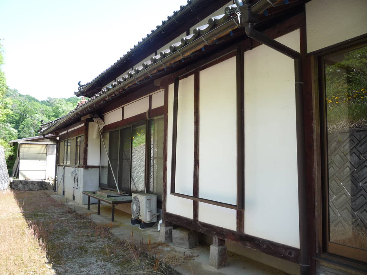 1970s wood house on a large plot in Hiroshima