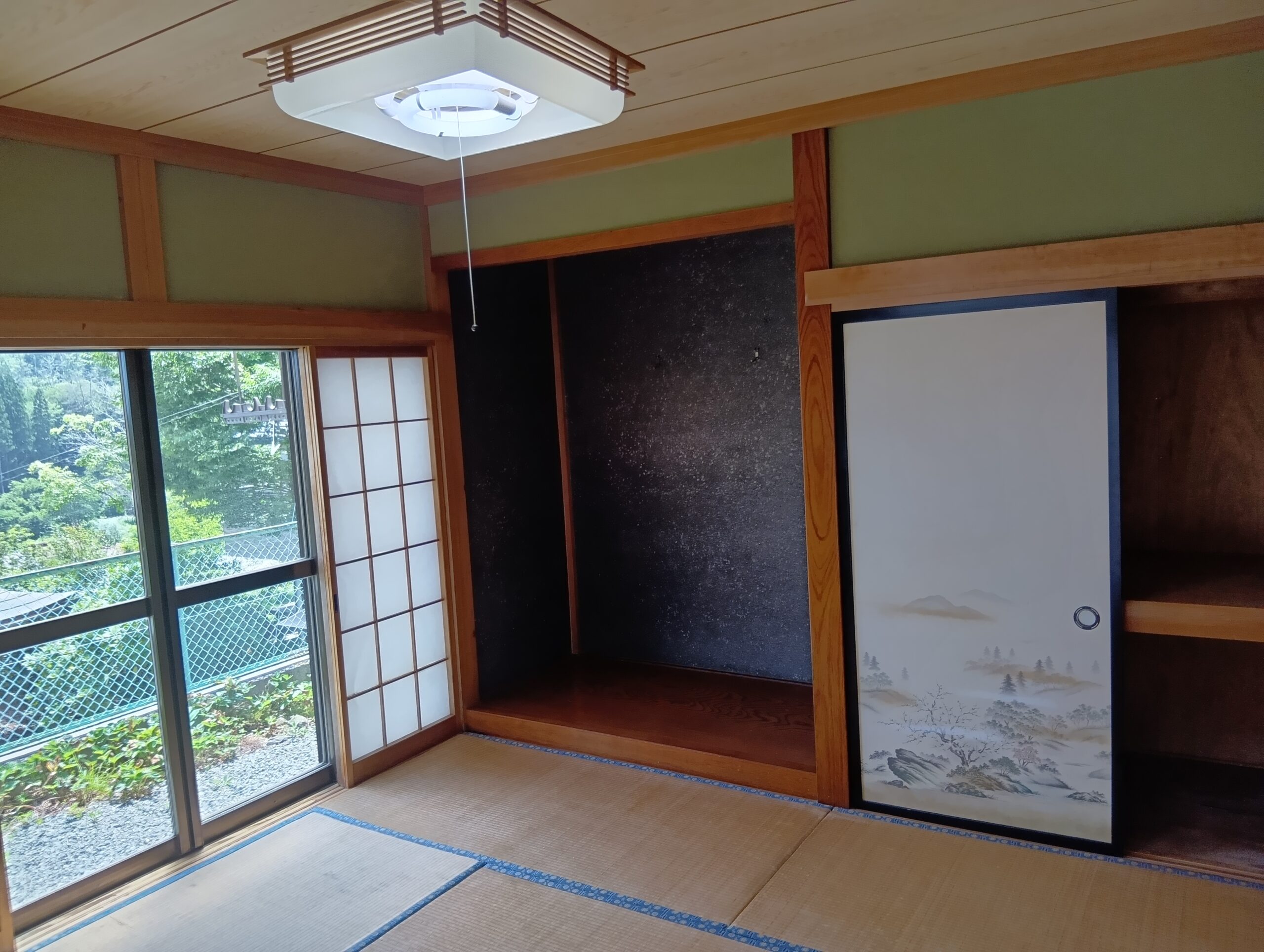 Spacious Rooms; Sunny Home on Elevated Ground