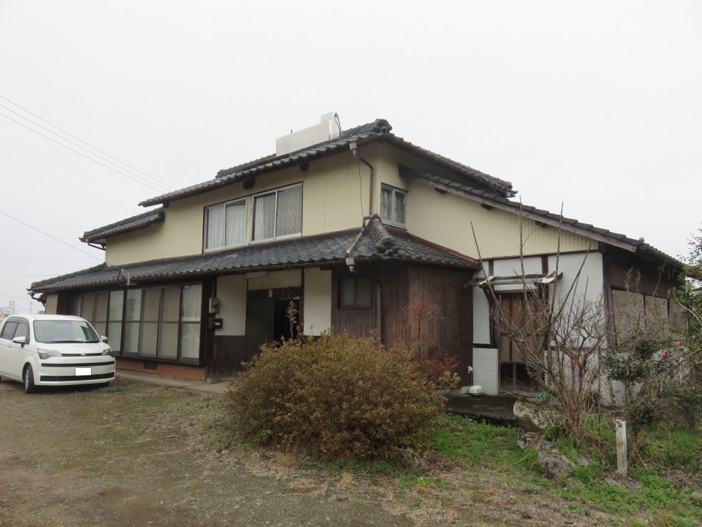 1950s wood house on a large plot in Oita
