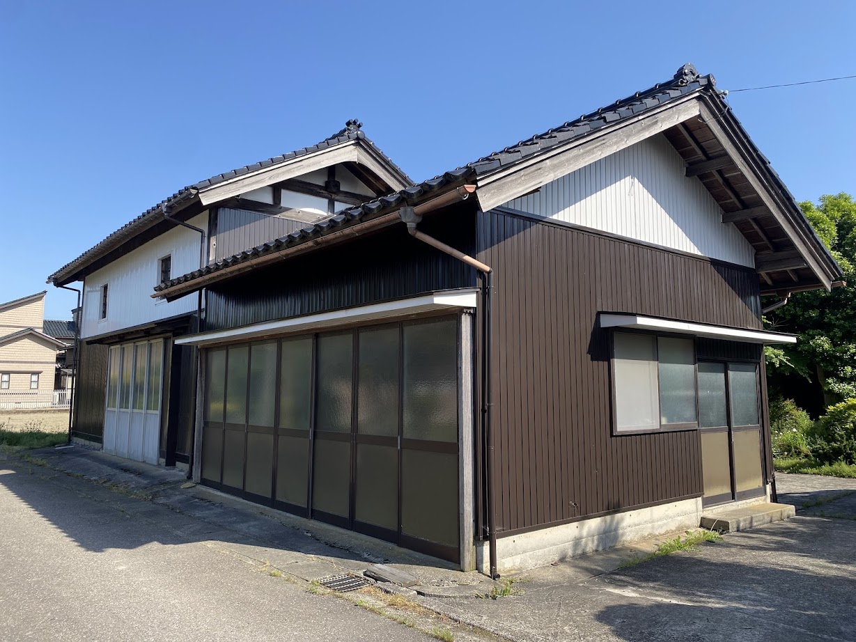 1970s wood house, 13-min walk to station, Toyama