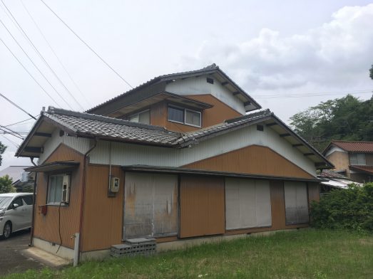 1970s wood house on a large plot in Tokushima