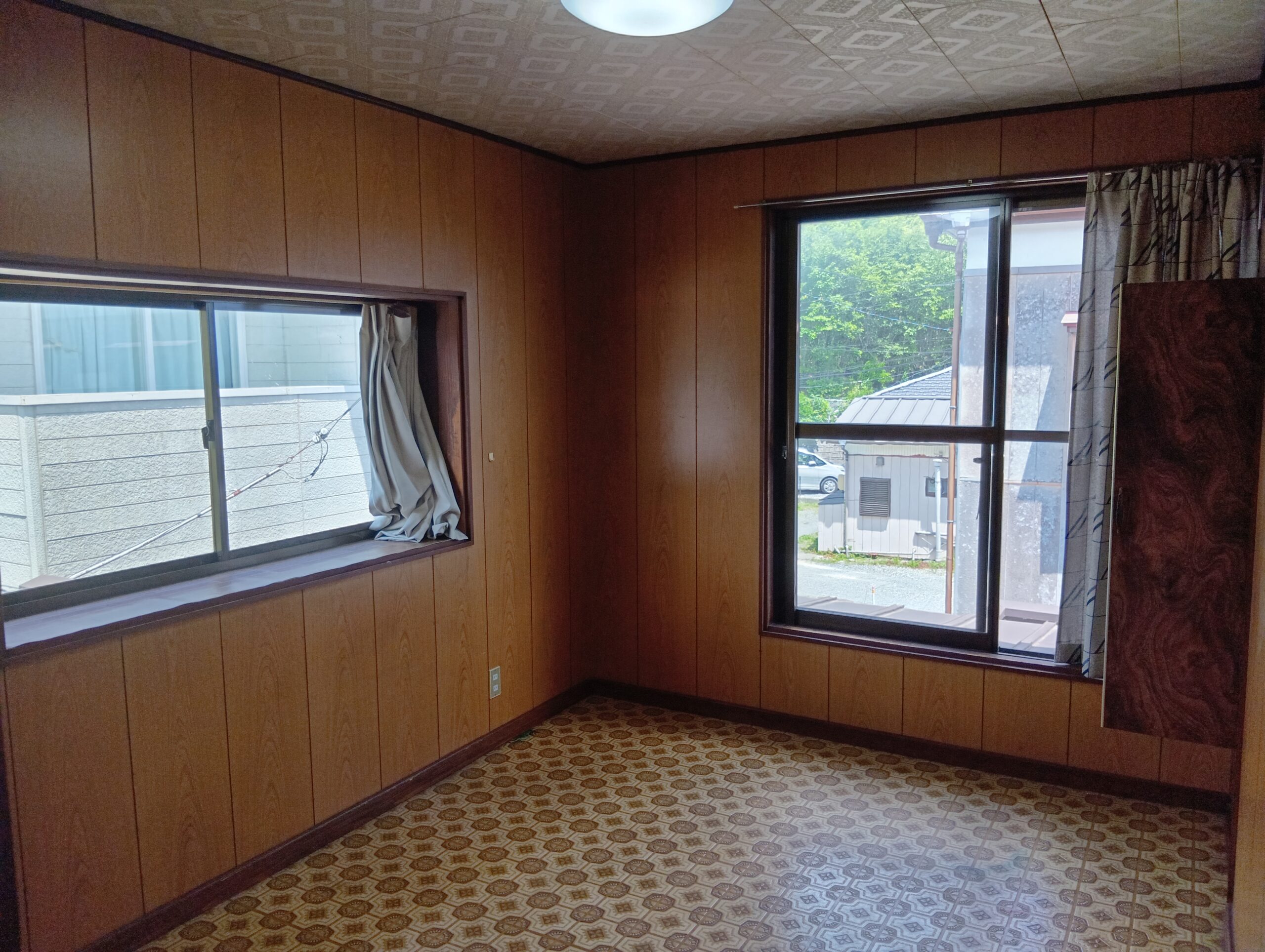 Spacious Rooms; Sunny Home on Elevated Ground
