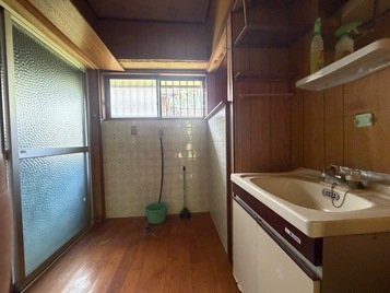 1980s house on a large plot in Takarabe, Soo