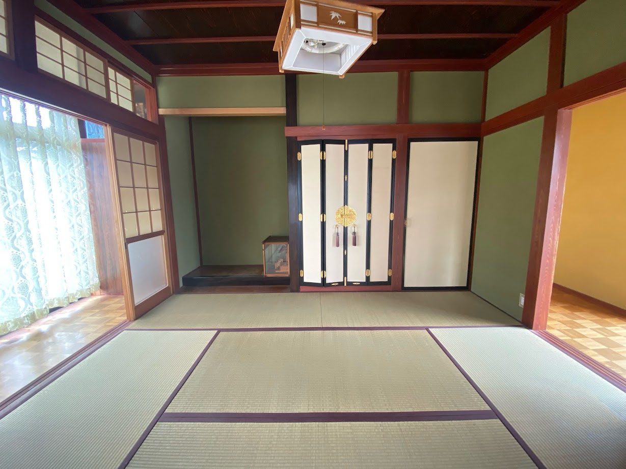 1980s wood house, 16-min walk to station, Toyama