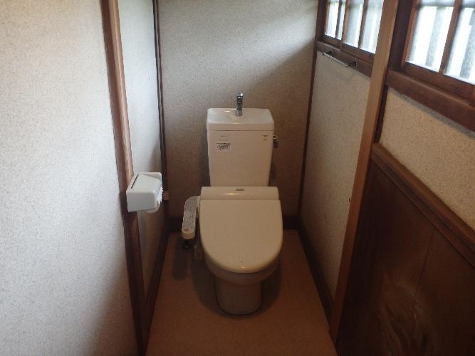 1930s wood house with outbuildings in Kagawa