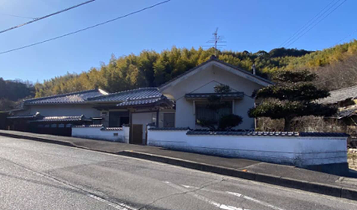 1970s wood house on a large plot in Hiroshima