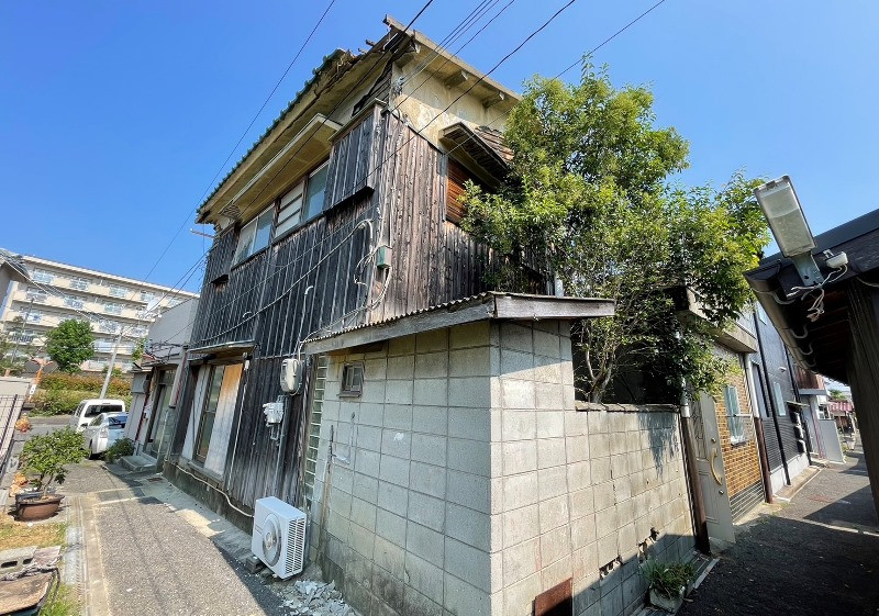 House with outbuildings in Osaka