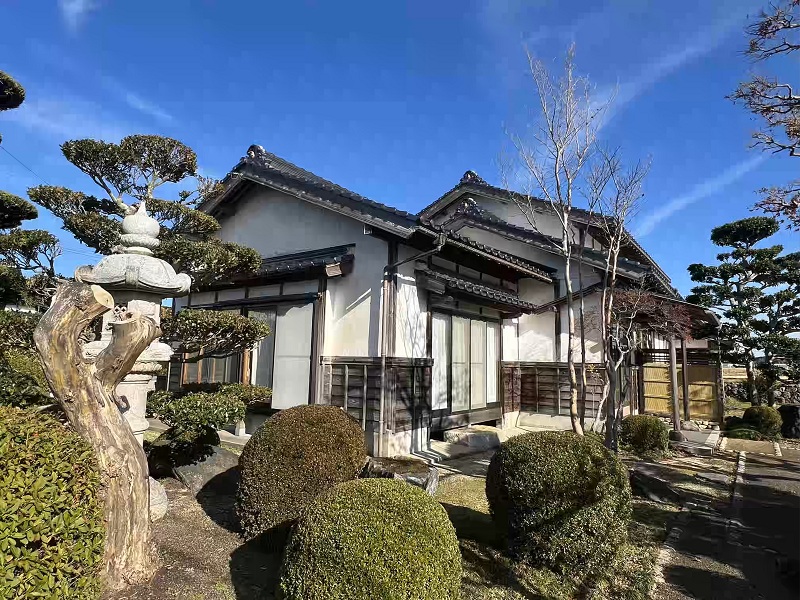 1990s wood house, 9-min walk to station, Tottori