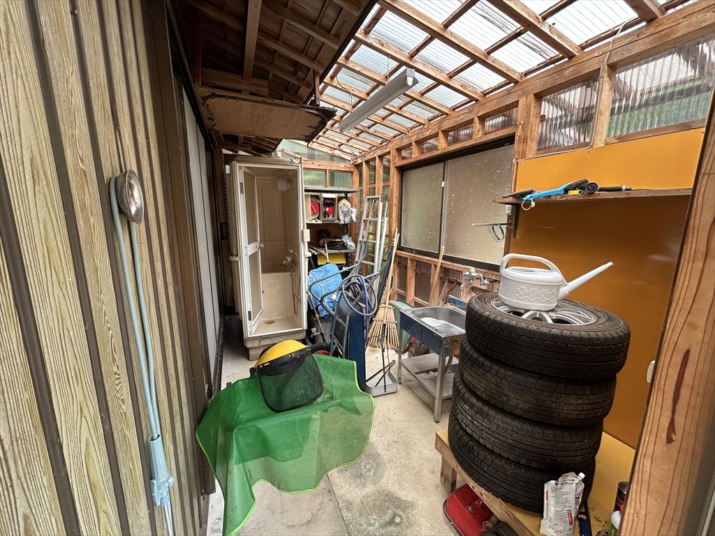 Wood house on a large plot in Mie