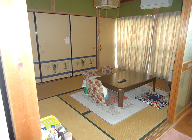 1980s wood house on a large plot in Shimane