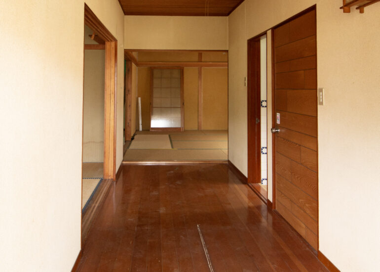1970s wood house on a large plot in Matsusaka Kahada