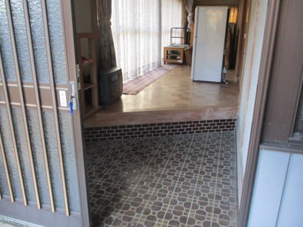 1980s wood house, 8-min walk to station, Ehime