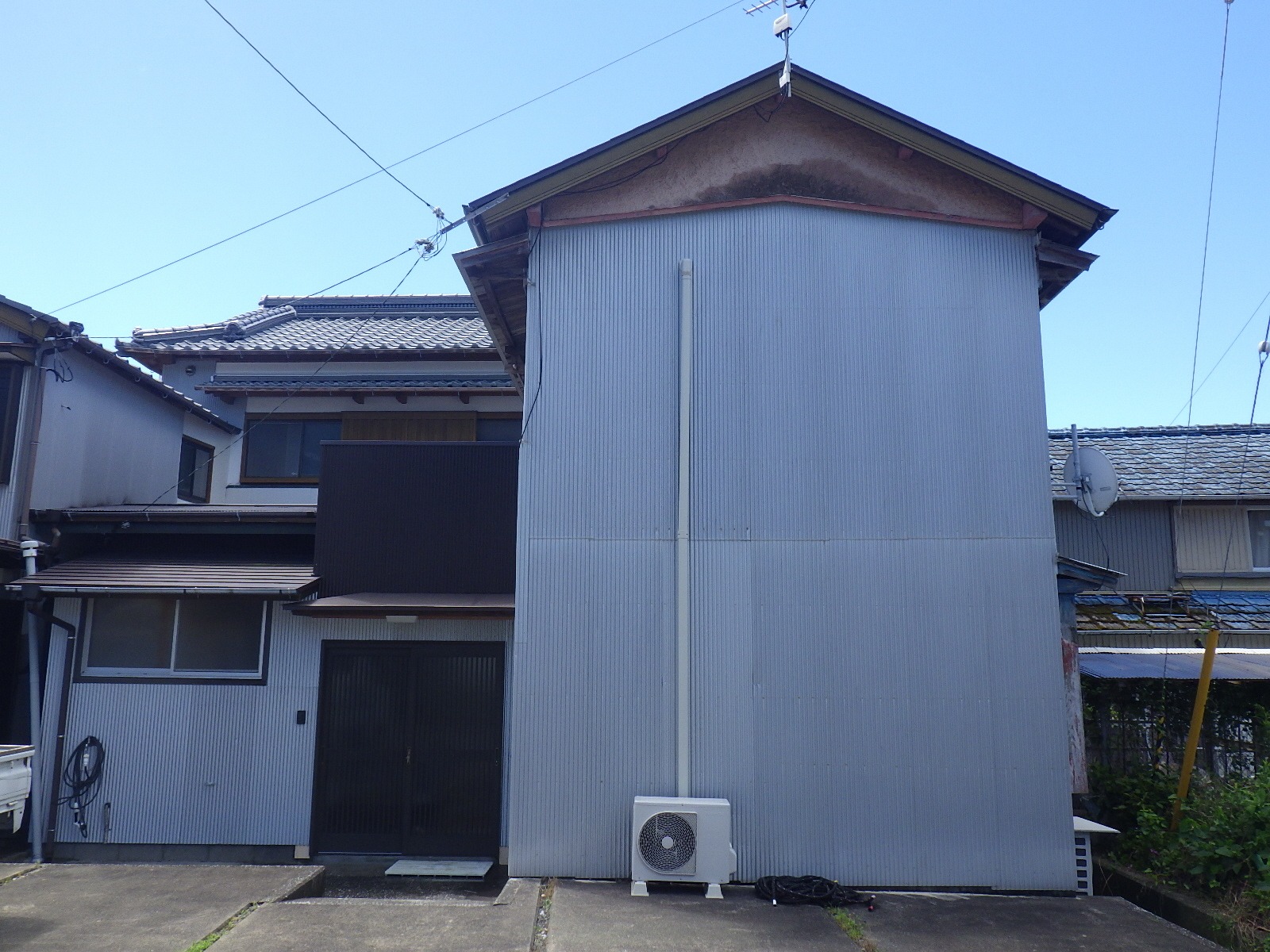 1980s wood house in Kochi