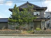 1970s wood house on a large plot in Niigata