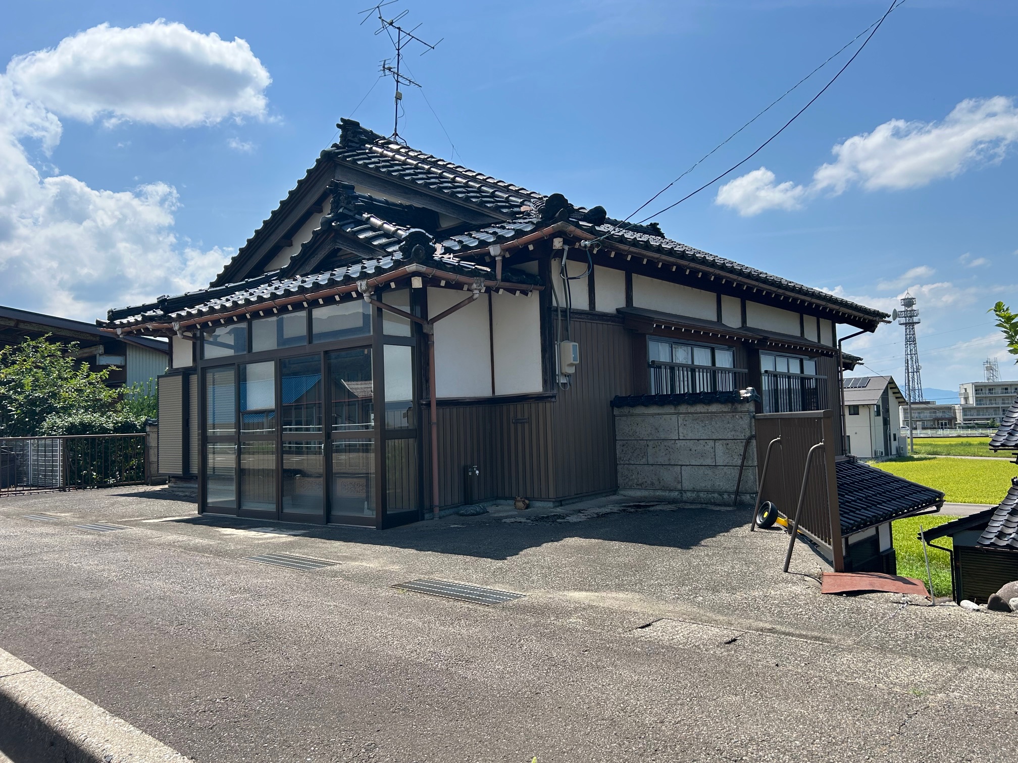 1980s wood house on a large plot in Toyama