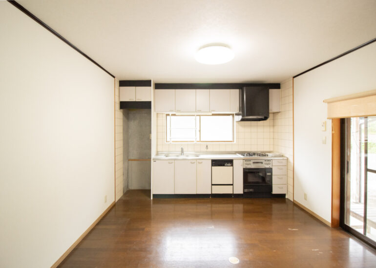 1990s wood house on a large plot in Matsusaka Kahada