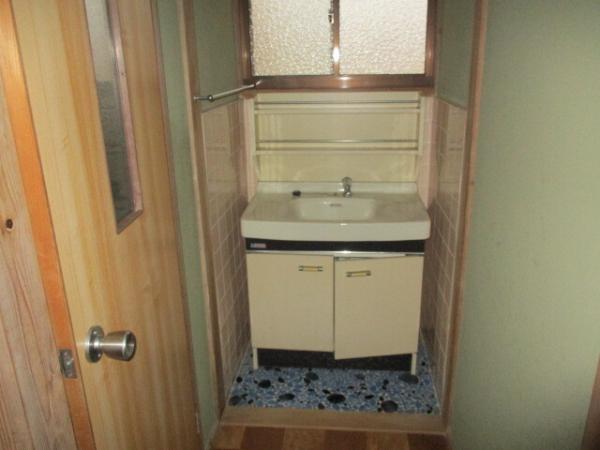 1980s wood house, 8-min walk to station, Ehime