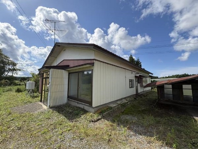 1960s wood house on a large plot in Akita
