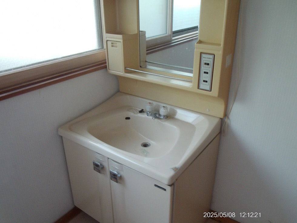 1980s wood house, 17-min walk to station, Aomori