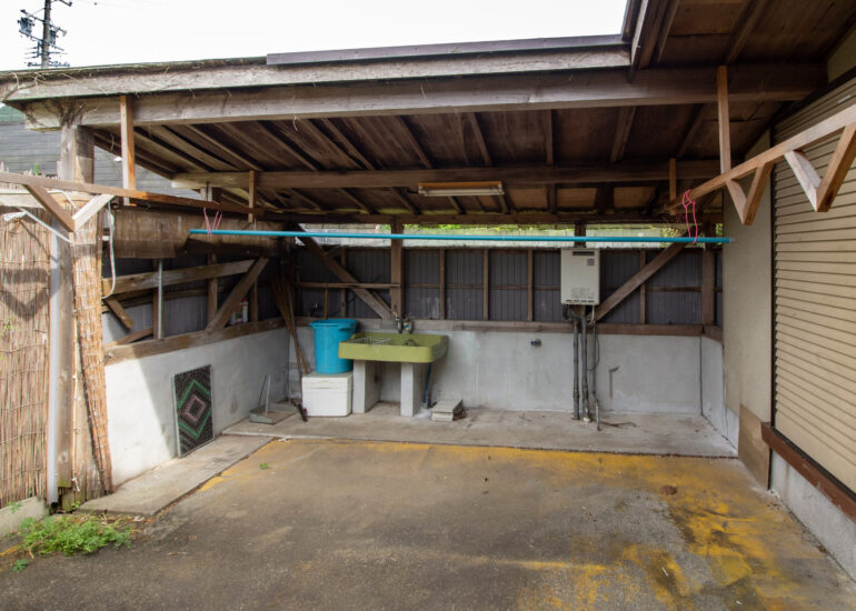 1970s wood house on a large plot in Matsusaka Kahada