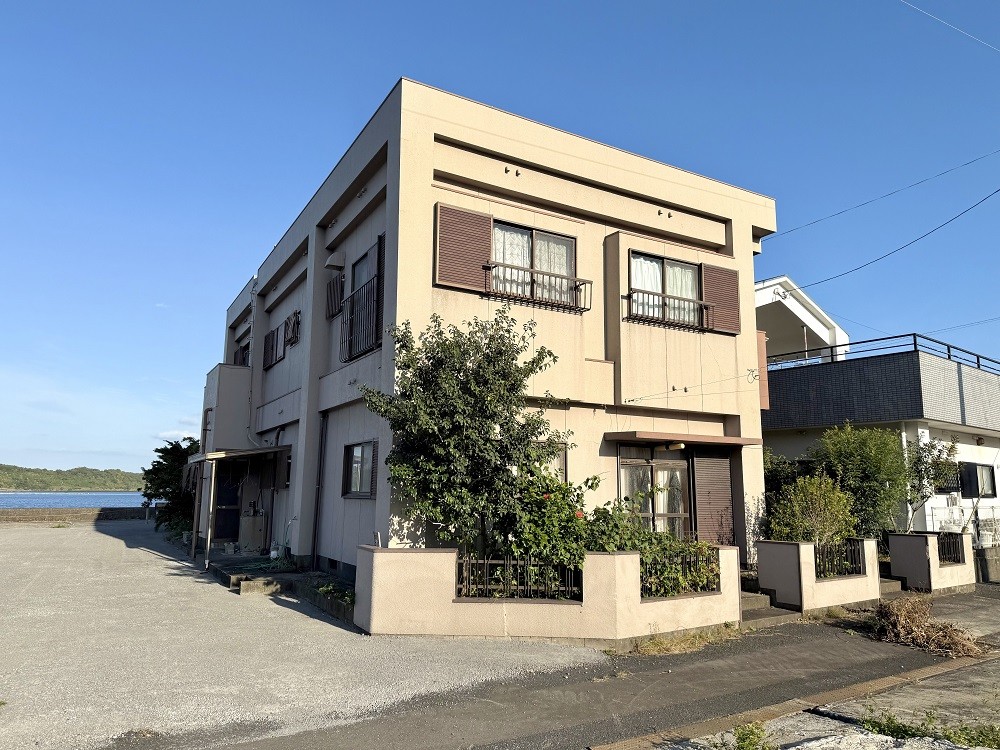 1980s concrete house near the coast in Ibusuki, Kagoshima