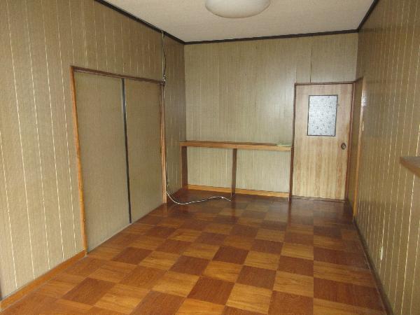 Many rooms and spacious garden. Day-use hot spring facility nearby; enjoy hot springs anytime with ease.
