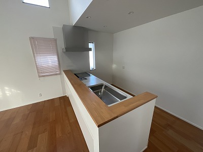 Very new building at 9 years old! Excellent location with convenient access!