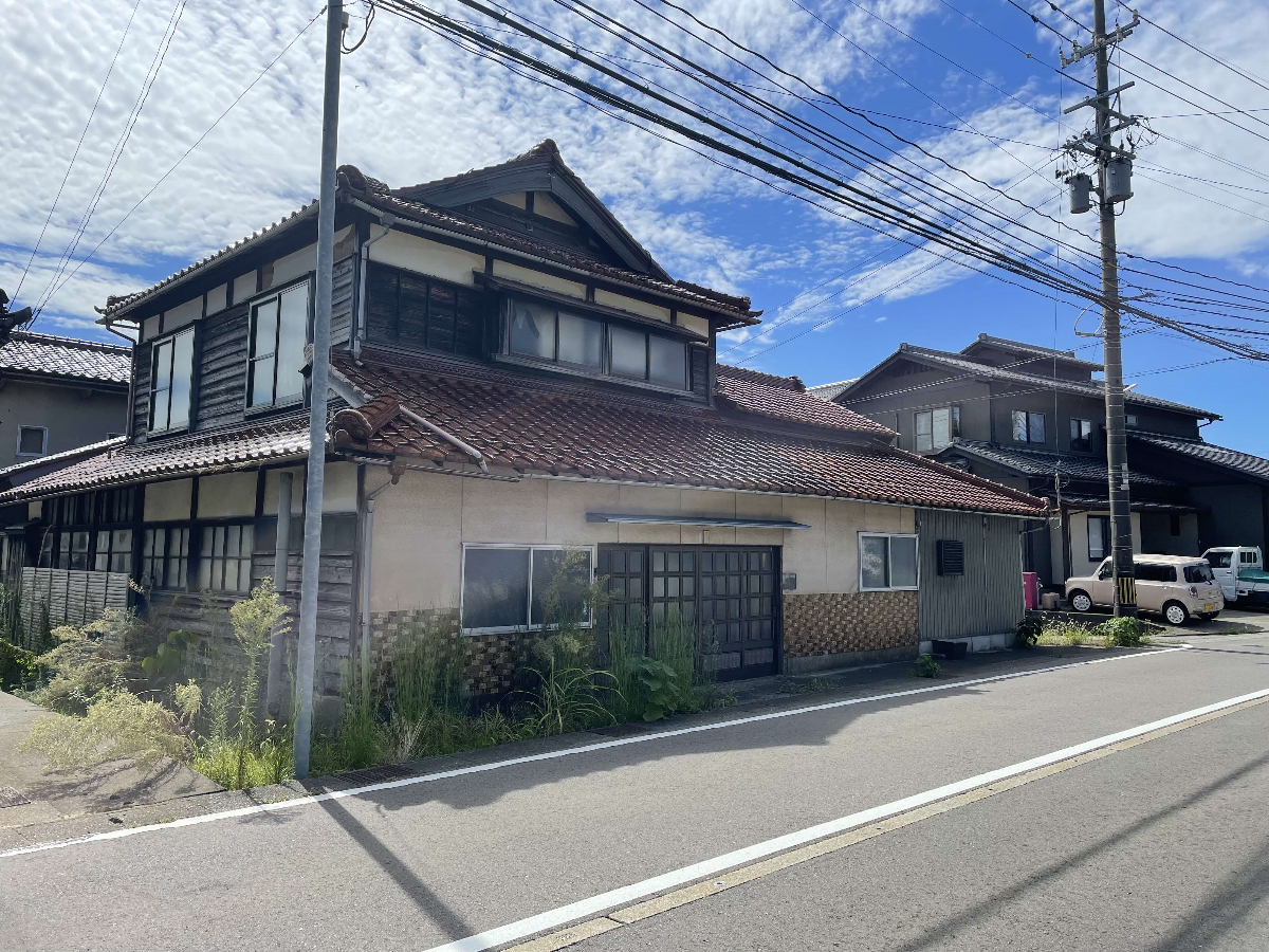 1980s wood house with storehouses in Ishikawa