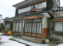 1970s wood house on a large plot in Niigata