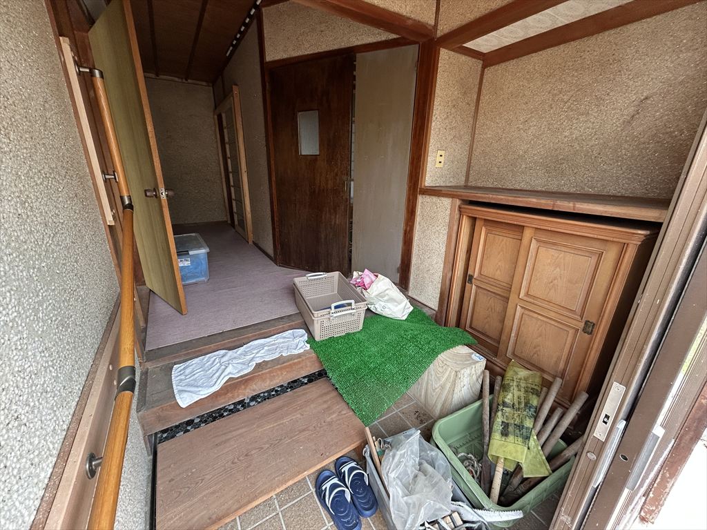 1940s wood house on a large plot in Mie