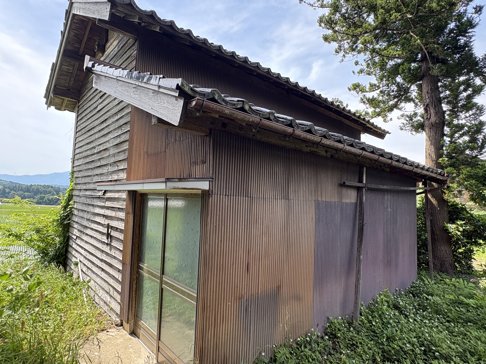1970s wood house on a large plot in Toyama
