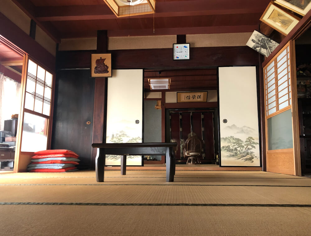 Wood house with storehouses in Shiga