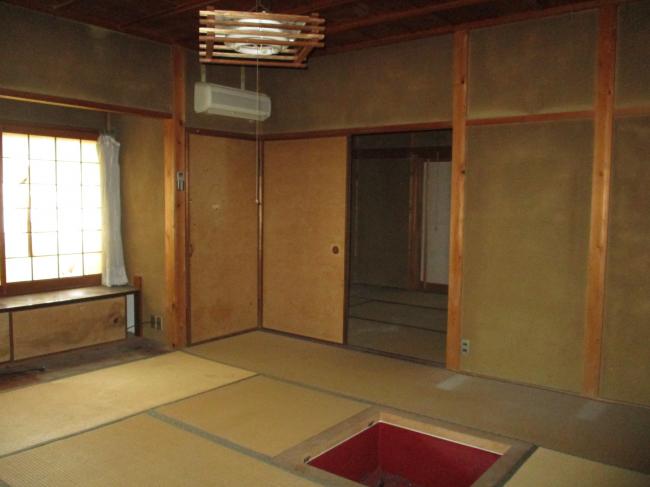 1970s wood house, 17-min walk to station, Okayama