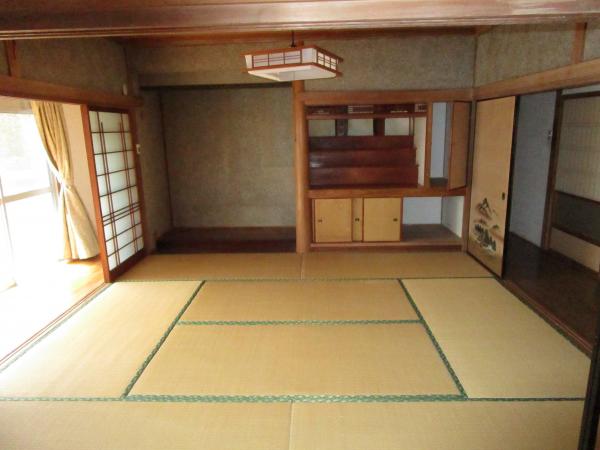 1970s wood house with storehouses in Oita