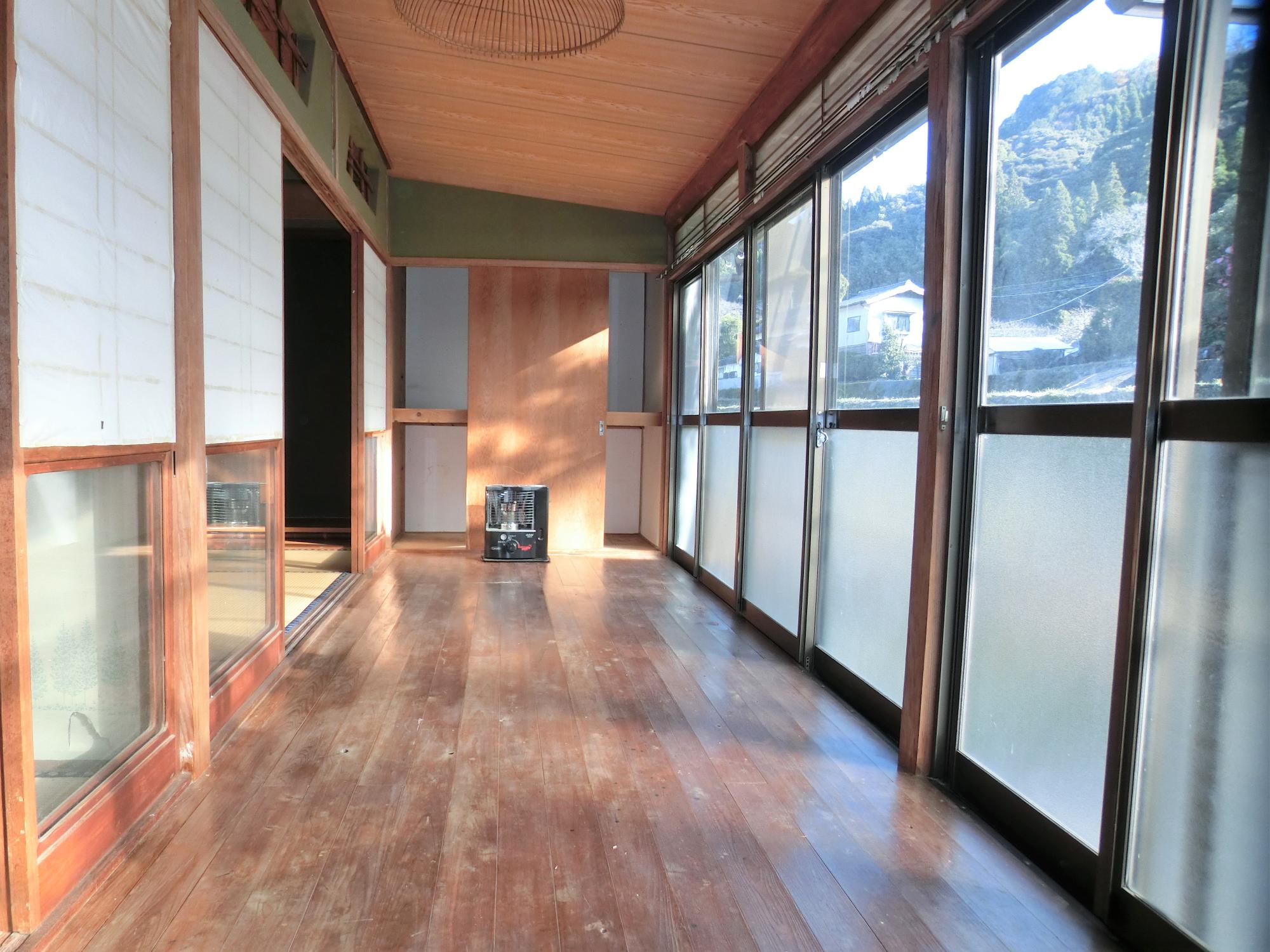 1970s wood house on a large plot in Fukuoka