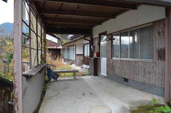 1960s wood house on a large plot in Hyogo