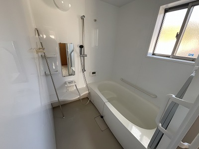 Very new building at 9 years old! Excellent location with convenient access!