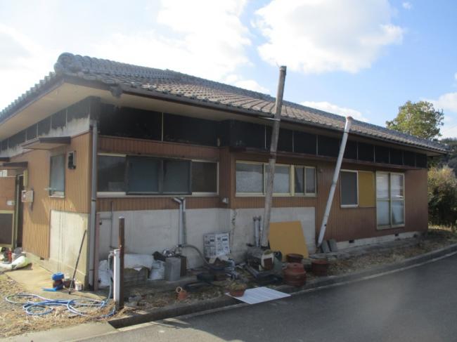 1980s wood house, 19-min walk to station, Kagawa