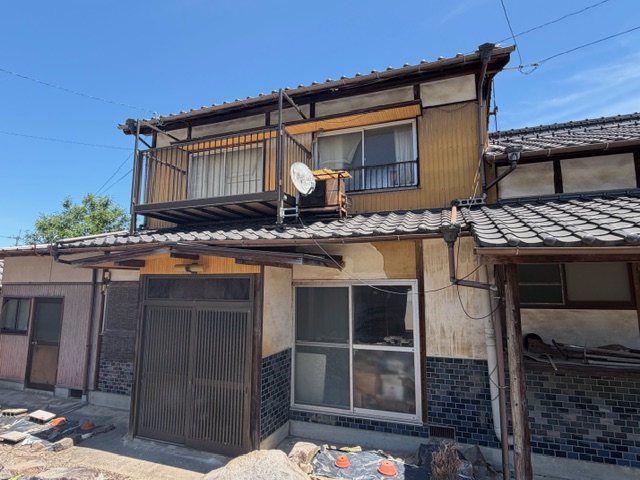 1960s wood house on a large plot in Kagawa