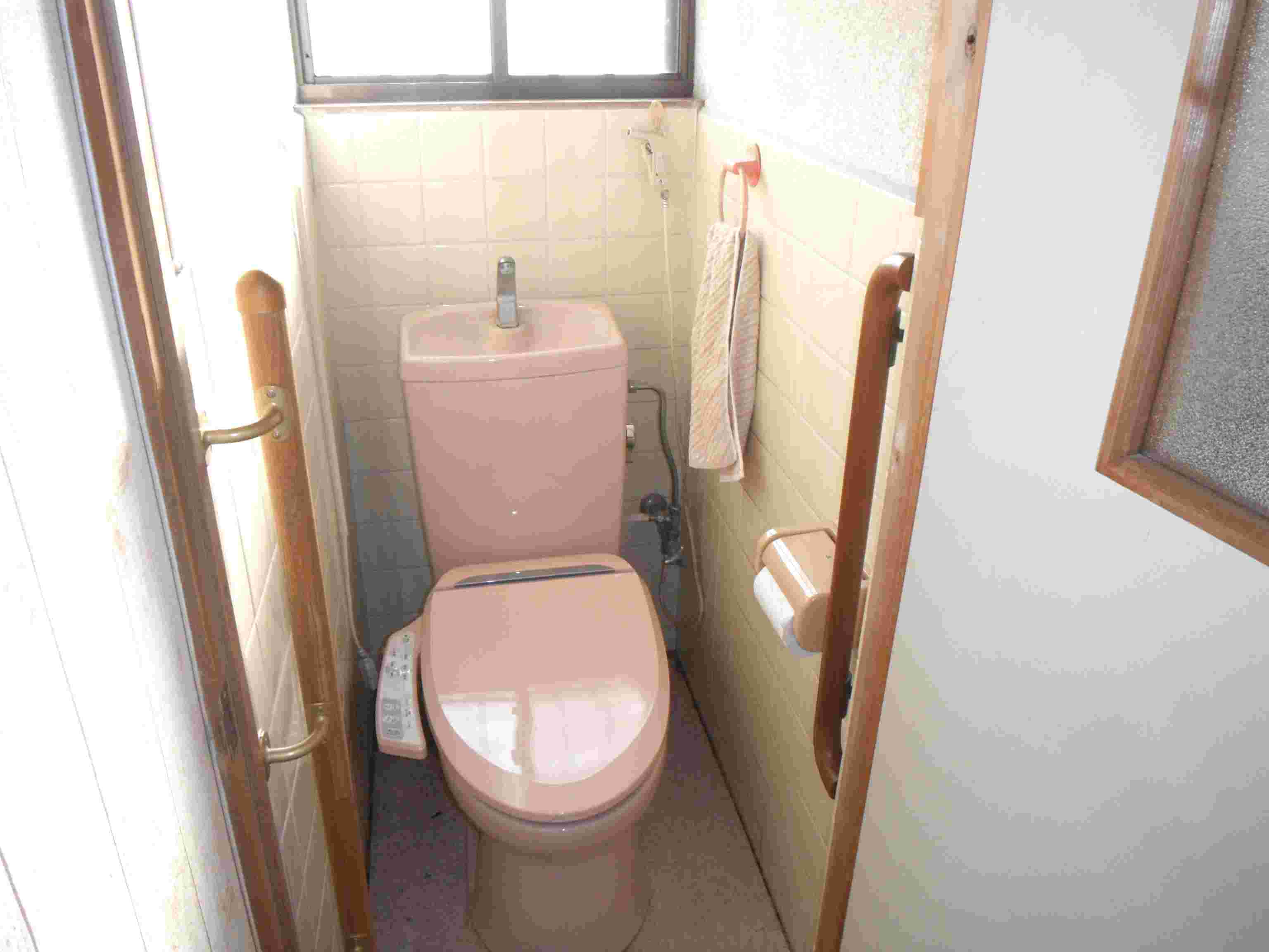 1970s wood house, 19-min walk to station, Ehime