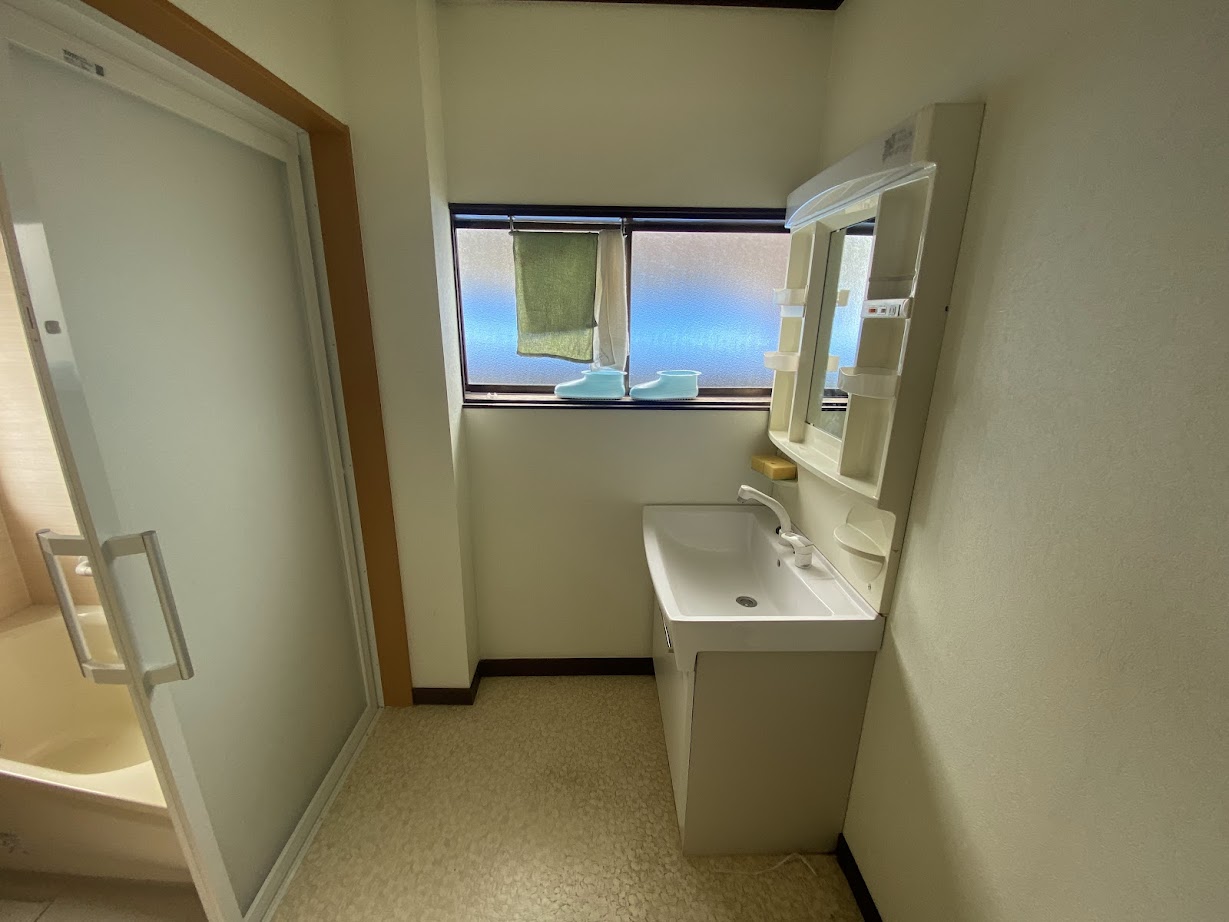 1980s wood house, 16-min walk to station, Toyama