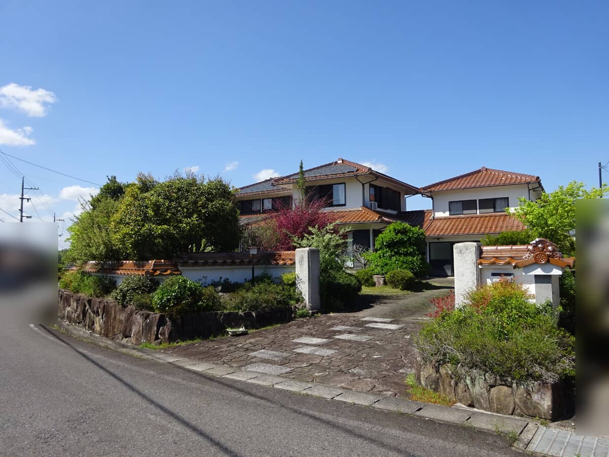 1990s wood house on a large plot in Hiroshima