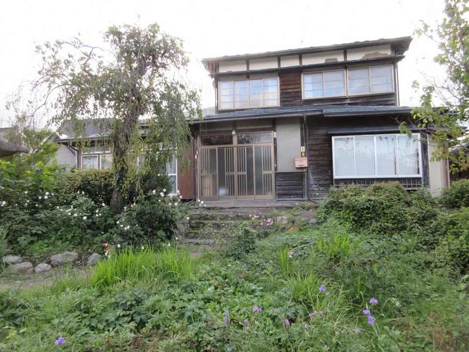 1950s wood house on a large plot in Iwate