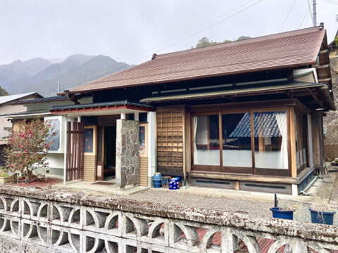 Sunny, quiet area. Many-room, clean property.