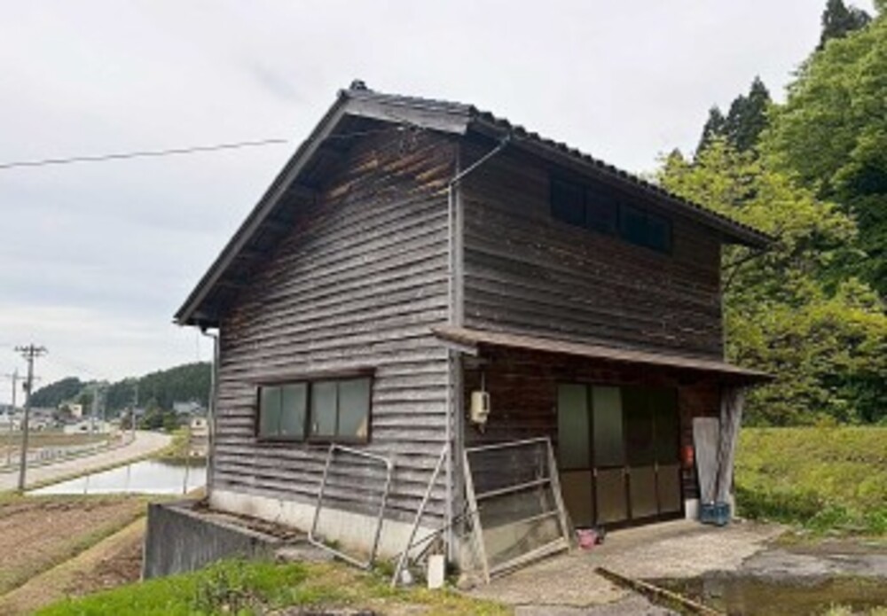 1960s wood house on a large plot in Toyama
