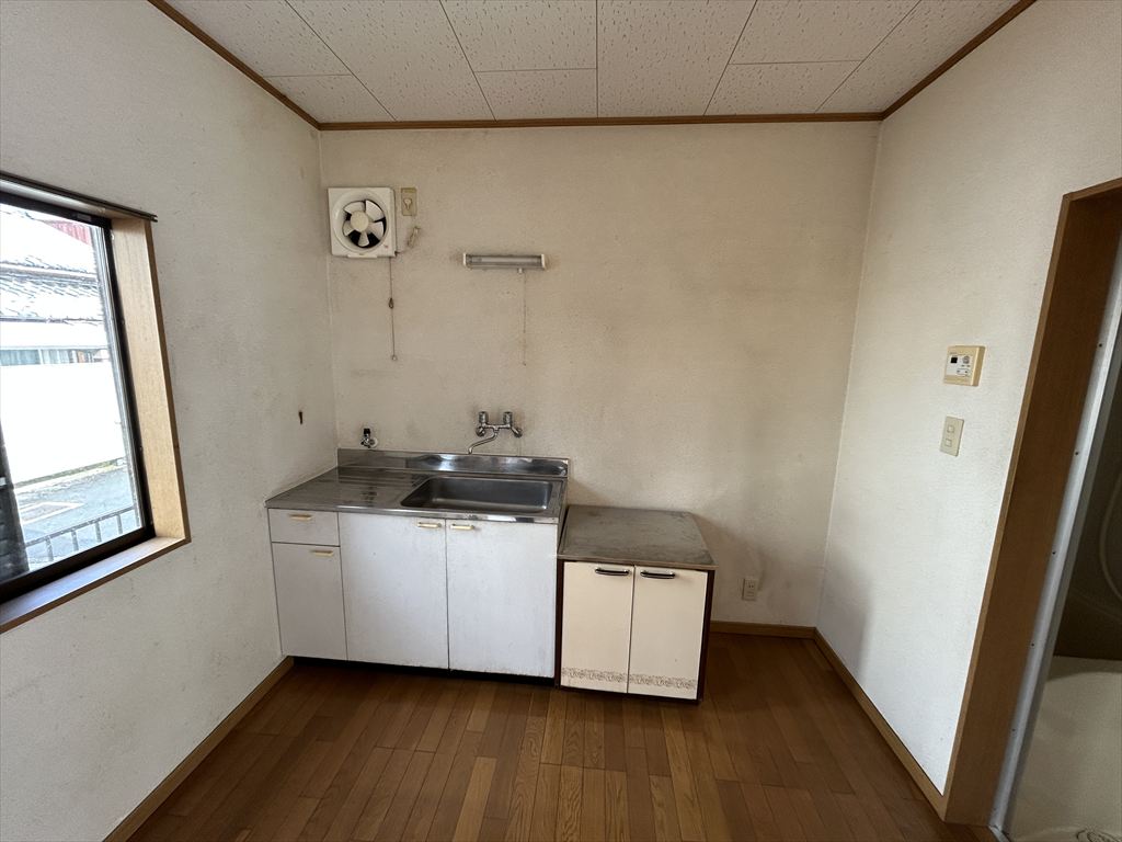 1990s wood house, 15-min walk to station, Mie