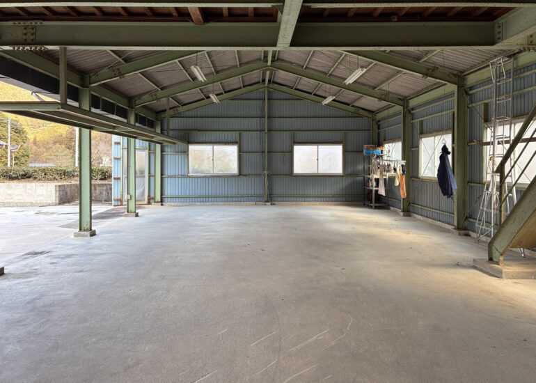 1990s wood house on a large plot in Matsusaka Kahada