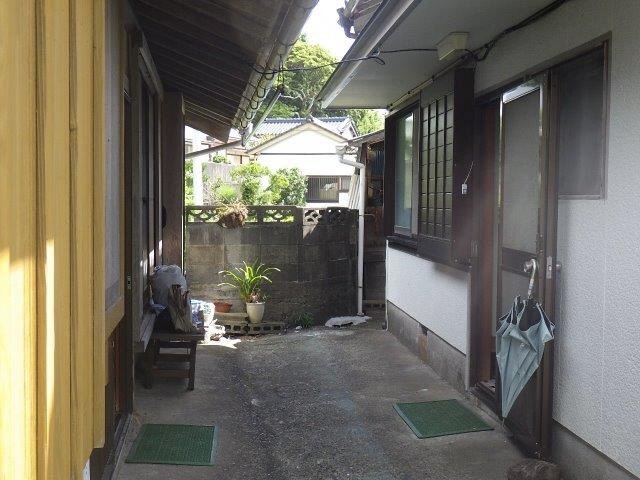 Wood house with outbuildings in Kochi